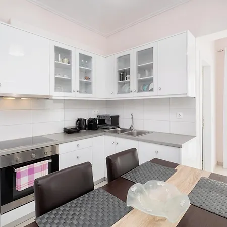 Apartament Lazaros *
