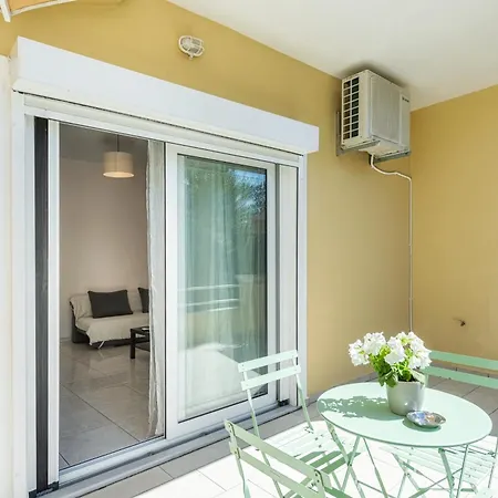 Apartament Lazaros *